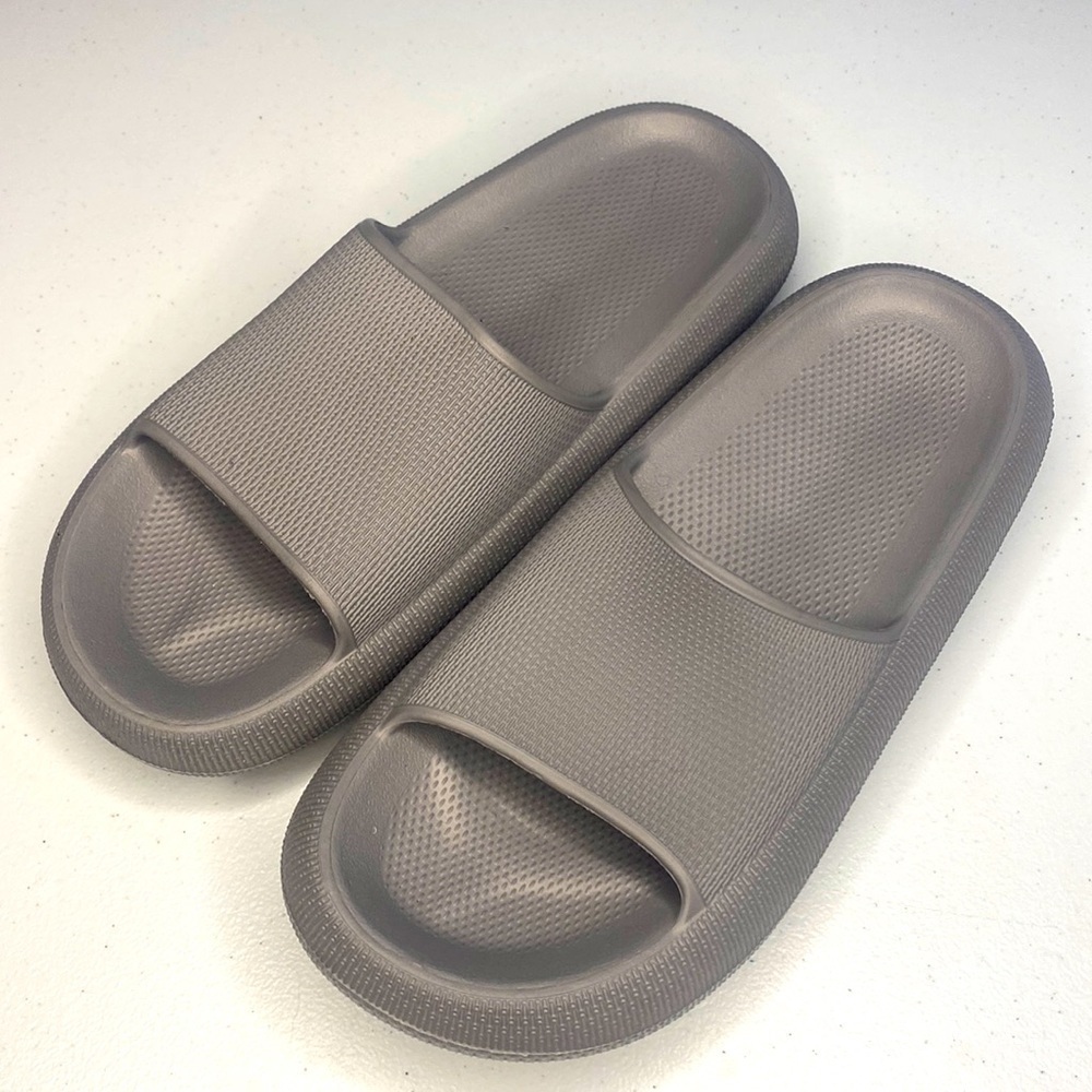 🆕 CLOUD COMFY GRAY SLIP ON SANDALS ☁️ SIZE 6-7 NARROW WOMENS